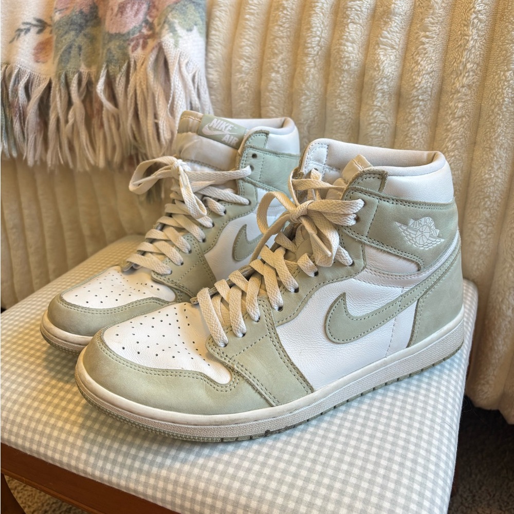 Nike White and Green Sneakers High-Top Retro